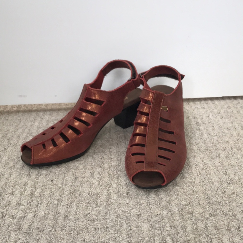 Munro peep toe burnished orange metallic colored leather sandal sz 7.5